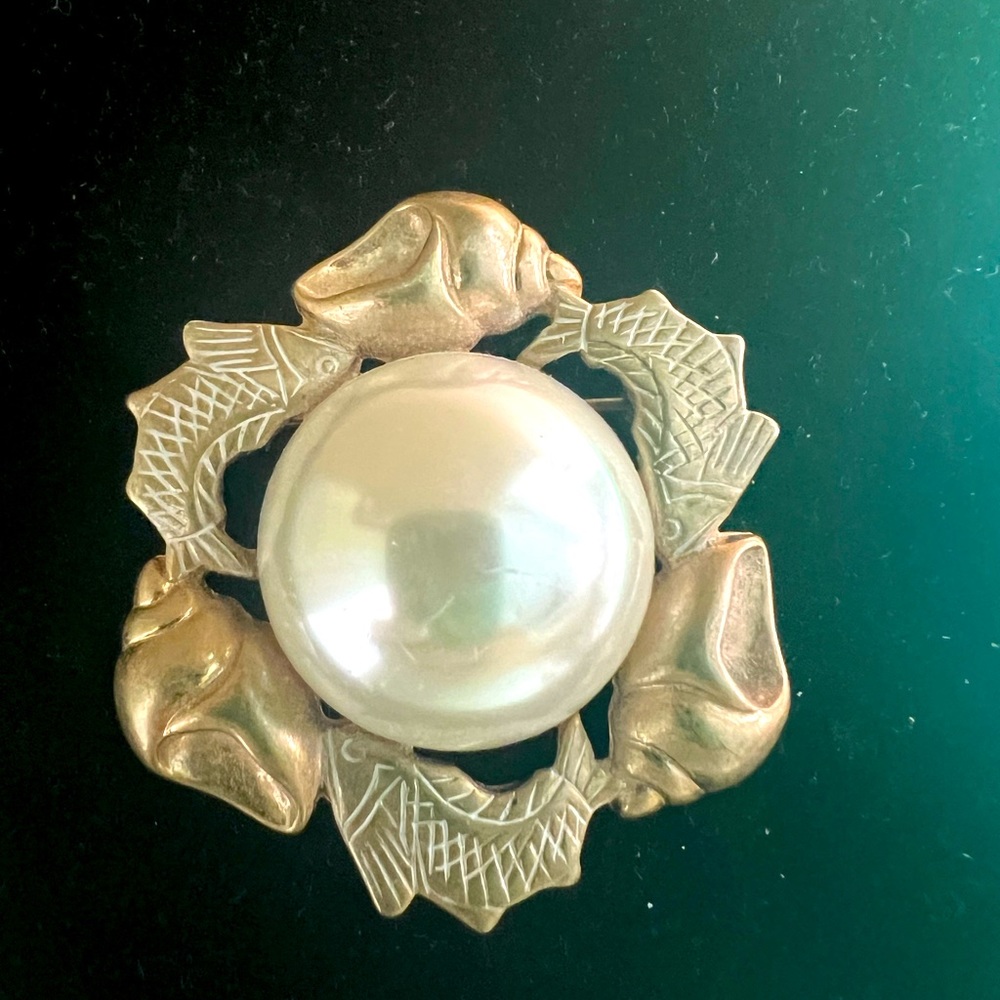 Vintage White Enamel Gold Shells Brooch Pin
Faux Pearl Cabochon, Marked L